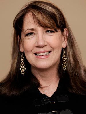 Энн Дауд в роли тети Лидии