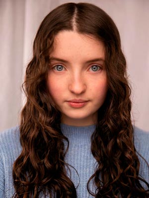 Люси Холлидей в роли Дейзи